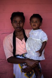 Archipel-des-Comores;-Bébé;-Famille;-Femme;-France;-Kaleidos;-Kaleidos-images;-La-parole-à-limage;-Laurent-Abad;-Maternité;-Mayotte;-Océan-Indien;-Portrait;-Stories-Pictures;-Vie-quotidienne
